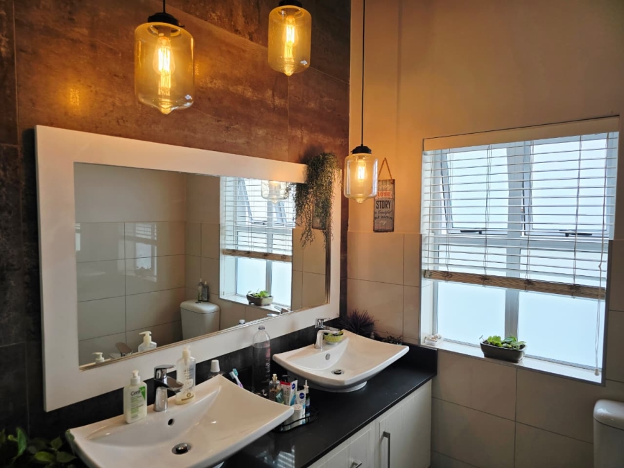 4 Bedroom Property for Sale in Kingswood Golf Estate Western Cape